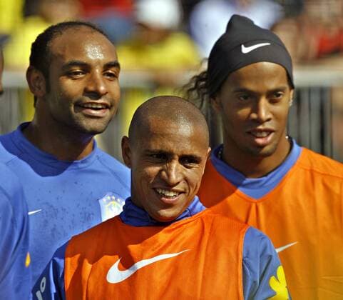 Emerson (li.) Roberto Carlos (Mitte) und Ronaldinho (alle Brasilien) freuen sich auf die WM Fußball WM Herren Nationalmannschaft 2006, Nationalteam, Trainingslager, Training, Vorbereitung Gruppe Weggis Freude,