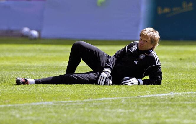 Torwart Oliver Kahn (Deutschland) gönnt sich eine Ruhepause Fußball WM Herren Nationalmannschaft 2006, Nationalteam, Vorbereitung, Trainingslager, Training Einzelbild Genf Erschöpfung, Spannung,