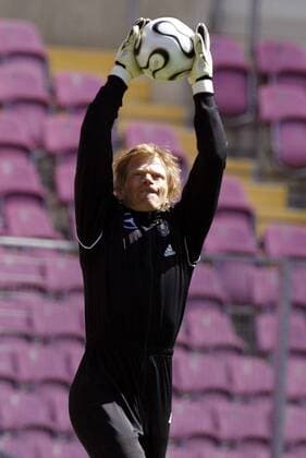 Torwart Oliver Kahn (Deutschland) fängt den Ball Fußball WM Herren Nationalmannschaft 2006, Nationalteam, Vorbereitung, Trainingslager, Training Einzelbild Genf Dynamik,