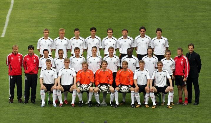WM Kader Deutschland: hi.v.li.: Hitzlsperger, Hanke, Friedrich, Ballack, Klose, Nowotny, Metzelder, Kehl; Mitte: Bundestrainer Klinsmann, Co Trainer Löw, Neuville, Odonkor, Schneider, Schweinsteiger, Podolski, Asamoah, Frings, Lahm, Torwarttrainer... Fußball WM Herren Nationalmannschaft 2006, Nationalteam, Nationaltrikot, Totale Assistenztrainer, Management Genf, Funktionär, Funktionäre, Vereinsführung ,
