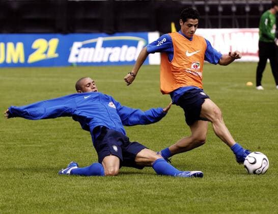 Cicinho (re.) gegen Roberto Carlos (beide Brasilien) Fußball Herren Nationalmannschaft 2006, Nationalteam, Trainingslager, Training, Vorbereitung Gruppe Weggis Dynamik, Kampf,