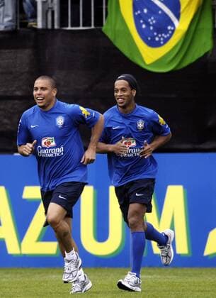 Ronaldinho (re.) und Ronaldo (beide Brasilien) - Lauftraining Fußball Herren Nationalmannschaft 2006, Nationalteam, Trainingslager, Training, Vorbereitung Gruppe Weggis Dynamik, Freude,