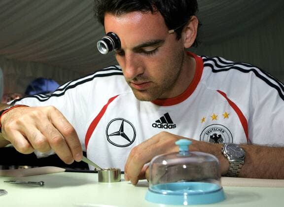 Christoph Metzelder (Deutschland) baut ein Uhrwerk selbständig auseinander- und wieder zusammen - mit dieser Übung soll das Selbstvertrauen der Nationalspieler gestärkt werden Fußball WM Herren Nationalmannschaft 2006, Nationalteam, Trainingslager, Sponsorentermin, Ausflug Porträt Genf