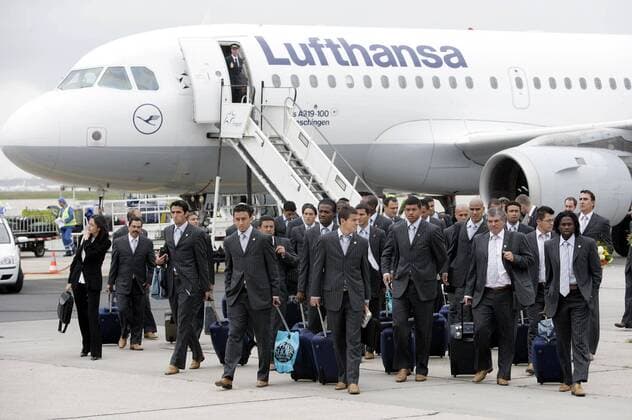 Ankunft der Nationalmannschaft Costa Ricas zur Weltmeisterschaft 2006 mit einer Maschine der Lufthansa am Flughafen Frankfurt Main Fußball Herren Vorschau 2006, Ankunft, Nationalmannschaft, Nationalteam Totale Frankfurt M.