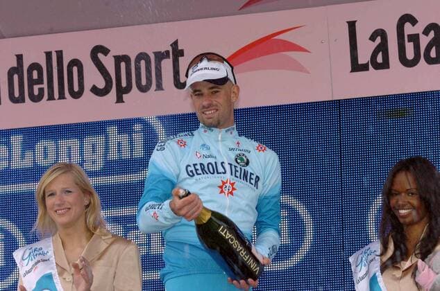 Stefan Schumacher (Deutschland Gerolsteiner) setzt zur Sektdusche an -  Radsport Herren Giro d Italia 2006, dItalia, ProTour, Straßenradsport, Straße, Rad, Gruppe 18. Etappe: Sillian - Gemona del Friuli Freude,
