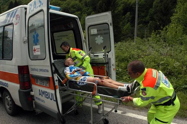 John Gadret (Frankreich AG2R Prevoyance) wird nach einem Sturz auf einer Krankentrage in den Krankenwagen geschoben -  Radsport Herren Giro d Italia 2006, dItalia, ProTour, Straßenradsport, Straße, Rad, Gruppe 18. Etappe: Sillian - Gemona del Friuli