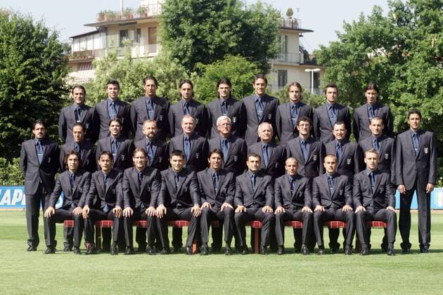 WM Kader Italien: hi.v.li.: Barone, Barzagli, Materazzi, Nesta, Iaquinta, Toni, Gilardino, Oddo, Zaccardo; Mitte: Gattuso, Camoranesi, Perrotta, X, Bordon, Nationaltrainer Lippi, X, Ferrara, X, Zambrotta, Grosso; ... - Fußball WM Herren Nationalmannschaft 2006, Nationalteam, Nationaltrikot, Vorstellung, Präsentation, Pressetermin, Totale Doktor, Betreuerstab, Kleidung, Outfit, Anzug Florenz Coverciano, Gentlemen Doktor, Betreuerstab,