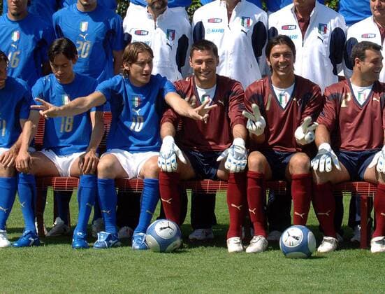 Auszug des Mannschaftsbildes Italien: v.li.: Filippo Inzaghi, Francesco Totti, die Torhüter Marco Amelia, Gianluigi Buffon und Angelo Peruzzi - Fußball WM Herren Nationalmannschaft 2006, Nationalteam, Nationaltrikot, Vorstellung, Präsentation, Pressetermin, Gruppe Florenz Coverciano