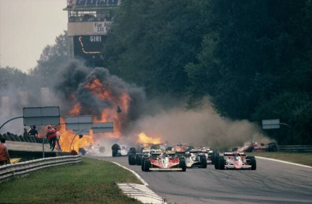 Während Gilles Villeneuve (Kanada Ferrari, li.) und Niki Lauda (Österreich Brabham Alfa Romeo) das Starterfeld beim GP von Italien 1978 anführen, geschieht im Hinterfeld der für Ronnie Peterson (Schweden Lotus Ford) tödliche Startunfall (Serie 3 4) Motorsport Grand Prix Herren Großer Preis von Italien 1978, Formel 1 Weltmeisterschaft, F1, F, GP, WM Totale Monza