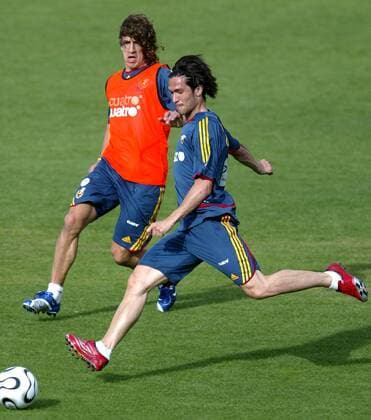 Luis Garcia zieht ab, li. Carles Puyol (beide Spanien) schaut zu -  Fußball Herren Vorschau 2006, Nationalmannschaft, Nationalteam, Training, Trainingslager, Vorbereitung, Vdig Gruppe Madrid Dynamik,