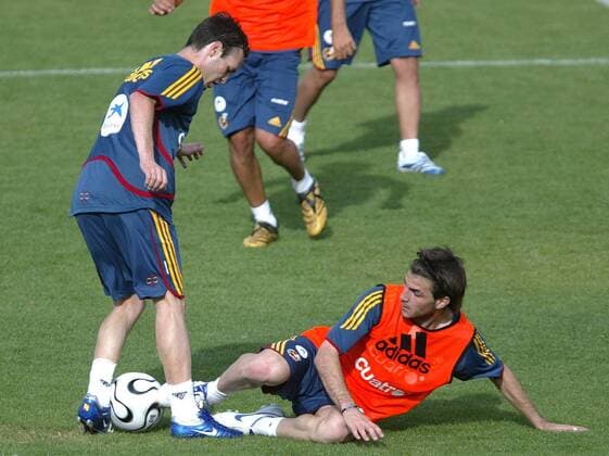 Cesc Fabregas (re.) mit einem Tackling gegen Andres Iniesta (beide Spanien) -  Fußball Herren Vorschau 2006, Nationalmannschaft, Nationalteam, Training, Trainingslager, Vorbereitung, Vdig Gruppe Madrid