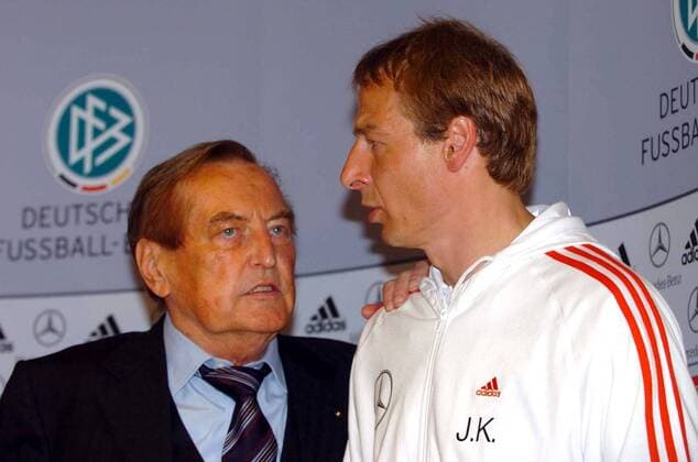 DFB Präsident Gerhard Mayer Vorfelder (li.) im Gespräch mit Bundestrainer Jürgen Klinsmann (beide Deutschland) - Pressekonferenz Fußball Herren Vorschau Weltmeisterschaft 2006, Nationalmannschaft, Nationalteam, PK, Pressetermin Gruppe Genf