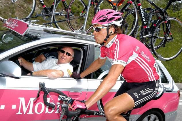 Jan Ullrich (Deutschland T Mobile) holt sich am Mannschaftswagen Anweisungen -  Radsport Herren 89. Giro dItalia, d Italia, ProTour, Straßenradsport, Straße, Rad Gruppe 2006 19. Etappe: Pordenone - Passo di San Pellegrino