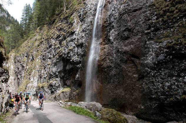Das Fahrerfeld kämpft sich den Passo Fedaia hinauf -  Radsport Herren 89. Giro dItalia, d Italia, ProTour, Straßenradsport, Straße, Rad Totale 2006 19. Etappe: Pordenone - Passo di San Pellegrino