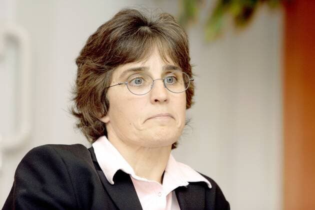 Präsidentin Monika Staab (FFC Frankfurt) skeptisch während der Pressekonferenz Fußball EC 3 Damen UEFA Cup 2005 2006, Pokal, Europapokal, Europacup, Frauen, Frauenfußball, Finale, Endspiel Porträt Frankfurt M. Skepsis,