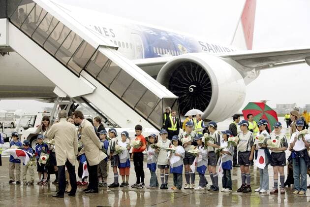 Begrüßungskomitee für die japanische Nationalmannschaft am Rhein Main Flughafen Frankfurt Fußball WM Herren Vorschau Weltmeisterschaft 2006, Nationalmannschaft, Nationalteam, Ankunft, Empfang Totale Frankfurt M.