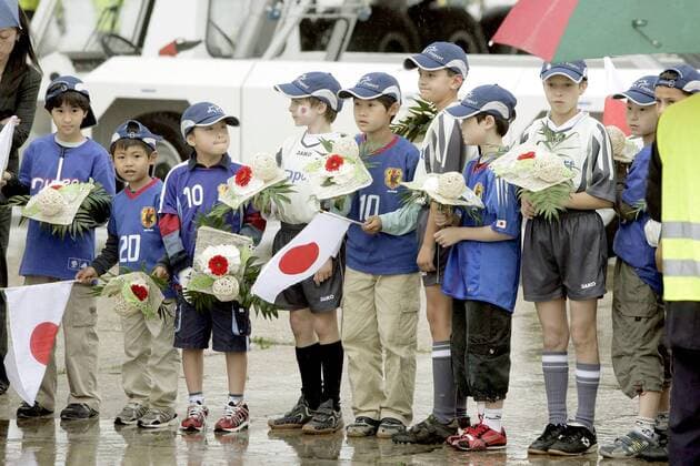Kleine japanische Fußballfans warten am Rhein Main Flughafen Frankfurt auf die japanische Nationalmannschaft Fußball WM Herren Vorschau Weltmeisterschaft 2006, Nationalmannschaft, Nationalteam, Ankunft, Empfang Gruppe Frankfurt M.