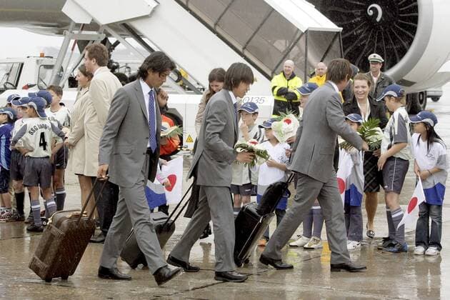 Ankunft der japanischen Nationalmannschaft am Rhein Main Flughafen Frankfurt Fußball WM Herren Vorschau Weltmeisterschaft 2006, Nationalmannschaft, Nationalteam, Ankunft, Empfang Gruppe Frankfurt M.