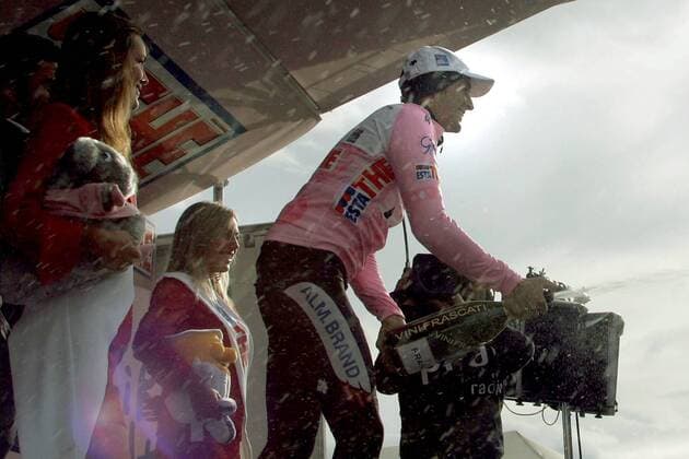 Ivan Basso (Italien CSC) hat das rosa Trikot verteidigt und läßt nun die Korken knallen Radsport Herren 89. Giro dItalia 2006, d Italia, ProTour, Straßenradsport, Straße, Rad Gruppe 19. Etappe: Pordenone - Passo di San Pellegrino Freude,