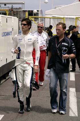 Mark Webber (Australien Williams Cosworth, li.) mit einem Crewmitglied Motorsport Grand Prix Herren Großer Preis von Monaco 2006, Formel 1 Weltmeisterschaft, F1, F, GP, WM, Qualifying Gruppe Circuit de Monaco Monte Carlo
