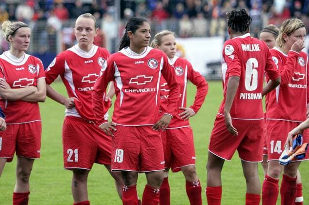 Enttäusche Potsdamerinnen, v.li.: Anja Mittag, Peggy Kuznik, Cristiane, Isabel Kerschowski und Navina Omilade Fußball EC 3 Damen UEFA Cup 2005 2006, Pokal, Europapokal, Europacup, Finale, Endspiel Gruppe Frankfurt M. Enttäuschung,