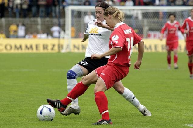 Petra Wimbersky (Potsdam, re.) gegen Renate Lingor (Frankfurt) Fußball EC 1 Damen UEFA Cup 2005 2006, Pokal, Europapokal, Europacup, Endspiel, Finale, Frauen, Frauenfußball Gruppe Frankfurt M. Dynamik,