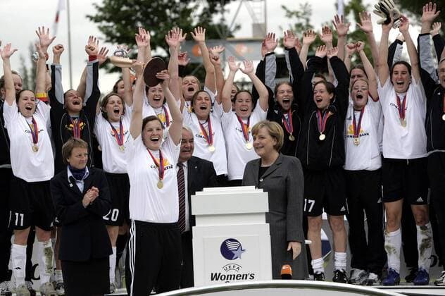Siegerehrung UEFA Pokal - Pia Wunderlich (FFC Frankfurt, li.) bekommt von Bundeskanzlerin Angela Merkel (Deutschland CDU) den Pokal überreicht Fußball EC 3 Damen UEFA Cup 2005 2006, Pokal, Europapokal, Europacup, Finale, Endspiel, 1. FFC Frankfurt Totale Bundespolitik, Bundespolitiker, Regierung Frankfurt M., Siegerin, Europapokalsiegerin, Freude, Begeisterung,