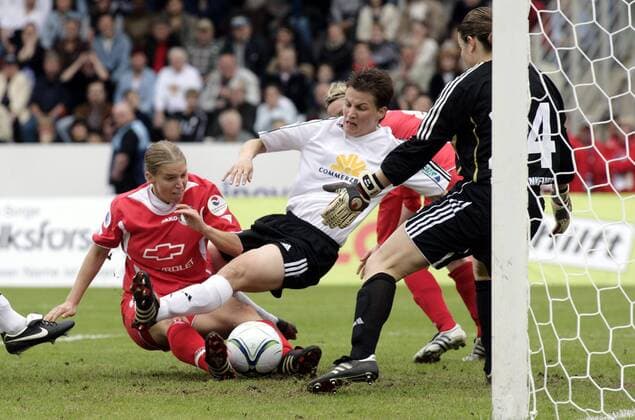 Petra Wimbersky (Potsdam, li.) gegen Tina Wunderlich, rechts Torfrau Ursula Holl (beide Frankfurt) Fußball EC 1 Damen UEFA Cup 2005 2006, Pokal, Europapokal, Europacup, Endspiel, Finale, Frauen, Frauenfußball Gruppe Frankfurt M. Dynamik, Kampf,