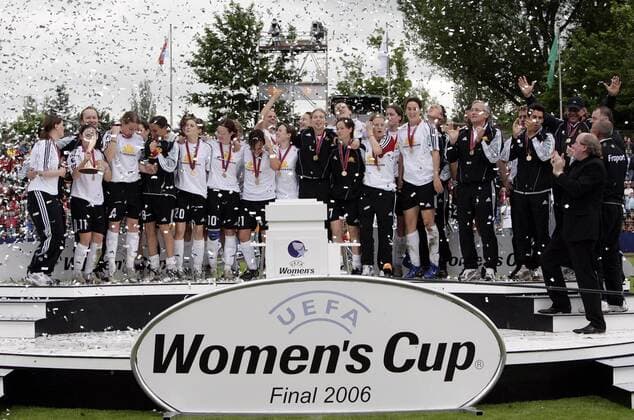 Der 1. FFC Frankfurt bejubelt den Sieg im UEFA Women s Cup 2006 Fußball EC 3 Damen UEFA Cup 2005 2006, Pokal, Europapokal, Europacup, Finale, Endspiel, 1. FFC Frankfurt Totale Frankfurt M., Siegerin, Europapokalsiegerin, Begeisterung, Freude,