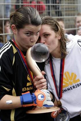 Torfrau Ursula Holl (li.) und Louise Hansen (beide FFC Frankfurt) küssen liebevoll den Europapokal Fußball EC 3 Damen UEFA Cup 2005 2006, Pokal, Europapokal, Europacup, Finale, Endspiel, 1. FFC Frankfurt Gruppe Frankfurt M., Siegerin, Europapokalsiegerin, Freude,
