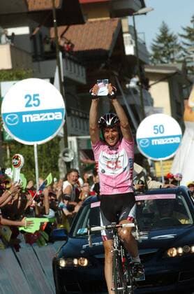 Ivan Basso (Italien CSC) gewinnt die 20. Etappe der Giro dItalia 2006 und hält ein Foto seines neugeborenen Sohnes Santiago hoch -  Radsport Herren 89. Giro dItalia 2006, d Italia, ProTour, Straßenradsport, Straße, Rad Einzelbild 20. Etappe: Trento - Aprica Freude,