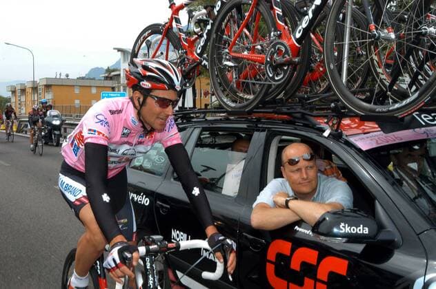Ivan Basso (Italien, li.) im Gespräch mit Teamchef Bjarne Riis (Dänemark beide CSC) -  Radsport Herren 89. Giro dItalia 2006, d Italia, ProTour, Straßenradsport, Straße, Rad Gruppe 20. Etappe: Trento - Aprica