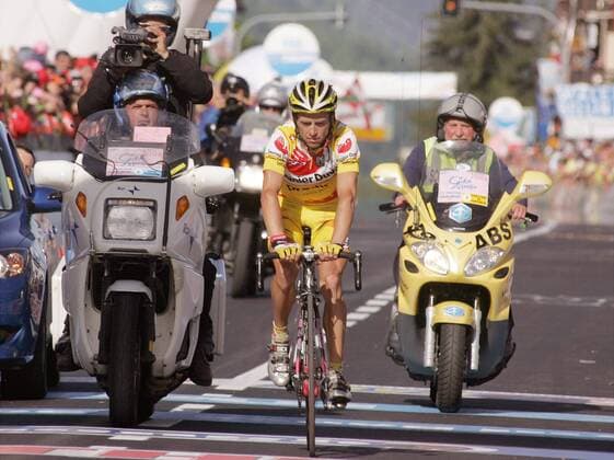 Gilberto Simoni (Italien Saunier Duval Prodir) rollt enttäuscht als Zweiter bei der 20. Etappe des 89. Giro dItalia 2006 ins Ziel Radsport Herren 89. Giro dItalia, d Italia, ProTour, Straßenradsport, Straße, Rad, 2006 Gruppe 20. Etappe: Trento - Aprica
