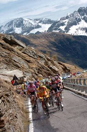 Das Peloton geht den Passo de Gavia an -  Radsport Herren 89. Giro dItalia 2006, d Italia, ProTour, Straßenradsport, Straße, Rad Totale 20. Etappe: Trento - Aprica