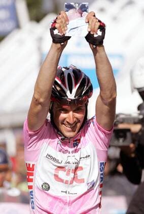 Ivan Basso (Italien CSC) gewinnt die 20. Etappe der Giro dItalia 2006 und hält ein Foto seines Kleinsten in den Händen Radsport Herren 89. Giro dItalia, d Italia, ProTour, Straßenradsport, Straße, Rad, 2006 Einzelbild 20. Etappe: Trento - Aprica Freude,