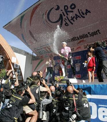 Siegerehrung 20. Etappe der Giro dItalia 2006: Ivan Basso (Italien CSC) verteidigt das rosa Trikot des Gesamtführenden und spendiert den Fotografen eine Sektdusche Radsport Herren 89. Giro dItalia, d Italia, ProTour, Straßenradsport, Straße, Rad, 2006 Totale 20. Etappe: Trento - Aprica Freude,