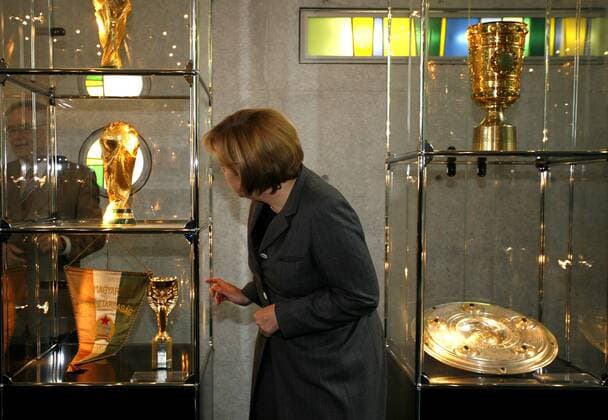Bundeskanzlerin Angela Merkel (Deutschland CDU) schaut sich die Trophäensammlung des DFB an Fußball WM Herren Vorschau Weltmeisterschaft 2006, Pokale, Trophäen, Weltmeisterpokale, Weltmeistertrophäen, people Einzelbild Vitrine Vitrinen Schrank Schränke Pokalsammlung Frankfurt M., Trophäenschrank, Trophäenschränke