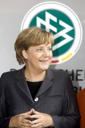 Bundeskanzlerin Angela Merkel (Deutschland CDU) zu Besuch beim DFB Fußball WM Herren Vorschau Weltmeisterschaft 2006, DFB Pressetermin, Deutscher Fußballbund, people Einzelbild Frankfurt M. Freude,