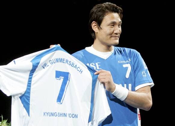 Kyung Shin Yoon (Gummersbach) wird nach Saisonende den Verein wechseln und präsentiert sein Abschiedsgeschenk Handball 1. BL Herren Saison 2005 2006, VfL Gummersbach Einzelbild Köln, Abschied