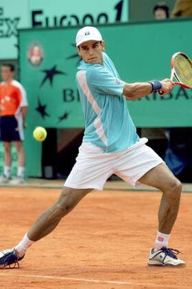 Diego Hartfield (Argentinien) - beidhändige Rückhand Tennis Herren French Open 2006, Grand Slam, ATP Tour, Sand, Sandplatz, Sandplatztennis, Sandplatzturnier Einzelbild Paris Roland Garros Dynamik,