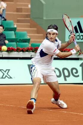 Tommy Robredo (Spanien) - Rückhand Tennis Herren French Open 2006, Grand Slam, ATP Tour, Sand, Sandplatz, Sandplatztennis, Sandplatzturnier Einzelbild Paris Roland Garros Dynamik,