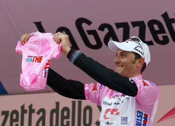 Ivan Basso (Italien CSC) genießt seinen aktuellen Gesamtsieg des Giro 2006, denkt aber auch an die Zukunft und präsentiert ein rosa Trikot für seinen Sohn Radsport Herren 89. Giro dItalia, d Italia, ProTour, Straßenradsport, Straße, Rad Einzelbild 2006 21. Etappe: Ghisallo - Mailand Freude,
