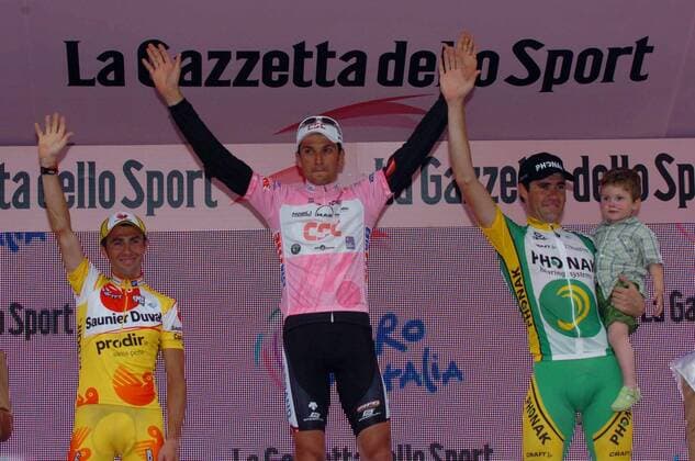 Ivan Basso (Italien CSC, Mitte) gewinnt die Gesamtwertung des Giro 2006 vor Jose Enrique Gutierrez (Spanien Phonak, re.) und Gilberto Simoni (Italien Saunier Duval Prodir) -  Radsport Herren 89. Giro dItalia, d Italia, ProTour, Straßenradsport, Straße, Rad Gruppe 2006 21. Etappe: Ghisallo - Mailand Freude,
