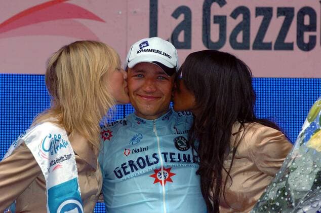 Etappensieger Robert Förster (Deutschland Gerolsteiner) genießt die Küsse der Hostessen während der Siegerehrung -  Radsport Herren 89. Giro dItalia, d Italia, ProTour, Straßenradsport, Straße, Rad Gruppe 2006 21. Etappe: Ghisallo - Mailand Freude,