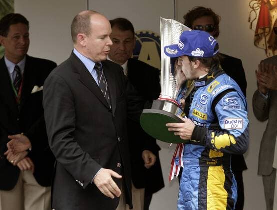 Sieger Fernando Alonso (Spanien Renault) küsst den Pokal für den Gewinn des Großen Preises von Monaco, überreicht von Prinz Albert von Monaco Motorsport Grand Prix Herren Großer Preis von Monaco 2006, Formel 1 Weltmeisterschaft, F1, F, GP, WM Gruppe Circuit de Monaco Monte Carlo