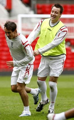 Gary Neville (li.) und John Terry (beide England) haben Spaß - EDITORIAL USE ONLY. No use with unauthorised audio, video, data, fixture lists, club league logos or live services. Online in-match use limited to 120 images, no video emulation. No use in betting, games or single club league player publications. Fußball WM Herren Vorschau Weltmeisterschaft 2006, Nationalmannschaft, Nationalteam, Vorbereitung, Training Gruppe Manchester Freude,