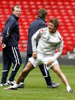 David Beckham dehnt sich, li. Co Trainer Steve McClaren (beide England) - EDITORIAL USE ONLY. No use with unauthorised audio, video, data, fixture lists, club league logos or live services. Online in-match use limited to 120 images, no video emulation. No use in betting, games or single club league player publications. Fußball WM Herren Vorschau Weltmeisterschaft 2006, Nationalmannschaft, Nationalteam, Vorbereitung, Training Einzelbild Manchester