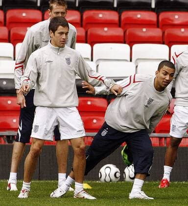 Aaron Lennon (re.) und Joe Cole (beide England) dehnen sich - EDITORIAL USE ONLY. No use with unauthorised audio, video, data, fixture lists, club league logos or live services. Online in-match use limited to 120 images, no video emulation. No use in betting, games or single club league player publications. Fußball WM Herren Vorschau Weltmeisterschaft 2006, Nationalmannschaft, Nationalteam, Vorbereitung, Training Gruppe Manchester