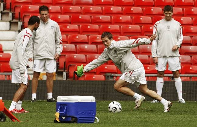Michael Owen (England, Mitte) - Antritt - EDITORIAL USE ONLY. No use with unauthorised audio, video, data, fixture lists, club league logos or live services. Online in-match use limited to 120 images, no video emulation. No use in betting, games or single club league player publications. Fußball WM Herren Vorschau Weltmeisterschaft 2006, Nationalmannschaft, Nationalteam, Vorbereitung, Training Gruppe Manchester Dynamik,