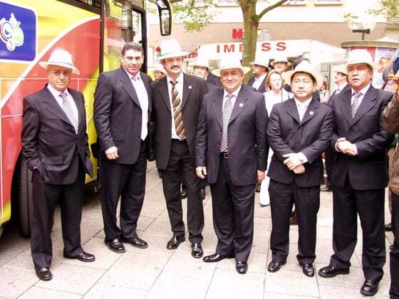 Empfang Ecuadors in Bad Kissingen mit u.a. Luis Chiriboga (Präsident Ecuadorianischer Fußballverband FEF, 3. v. re.), Nationaltrainer Luis Fernandez Suarez (2. v. li., beide Ecuador) und Oberbürgermeister Karl Heinz Laudenbach (Parteilos, 3. v. li.) Fußball WM Herren Vorschau Weltmeisterschaft 2006, Nationalmannschaft, Nationalteam, Ankunft, Empfang Gruppe Delegation Bad Kissingen